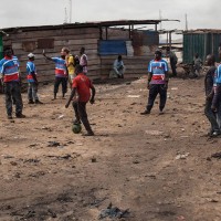 Des jeunes jouant au Football au Ghana