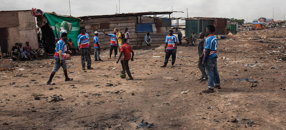 Des jeunes jouant au Football au Ghana