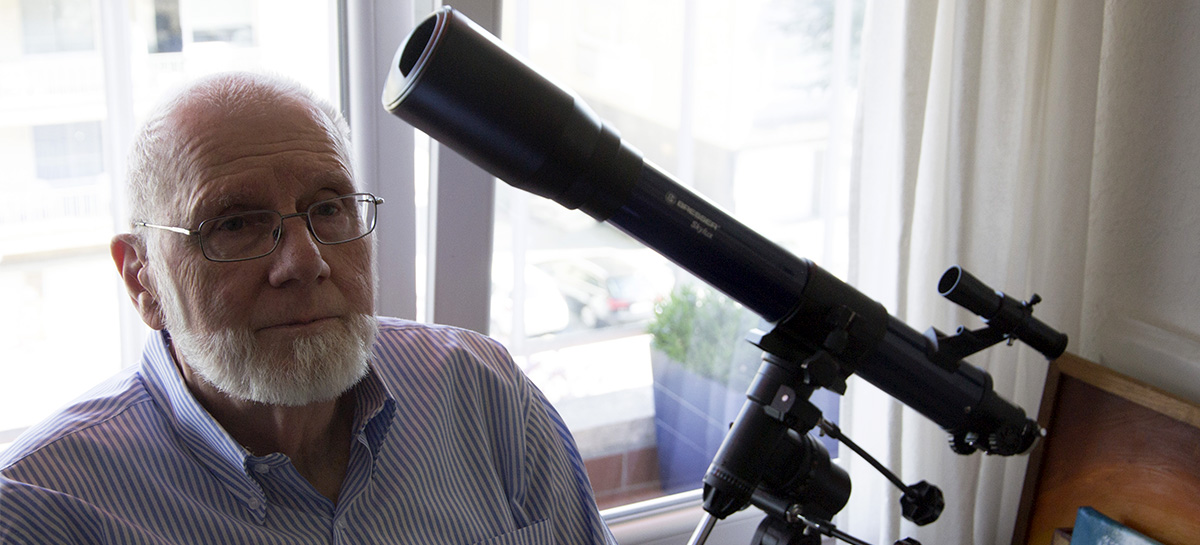 Jacques Duffaut avec son téléscope