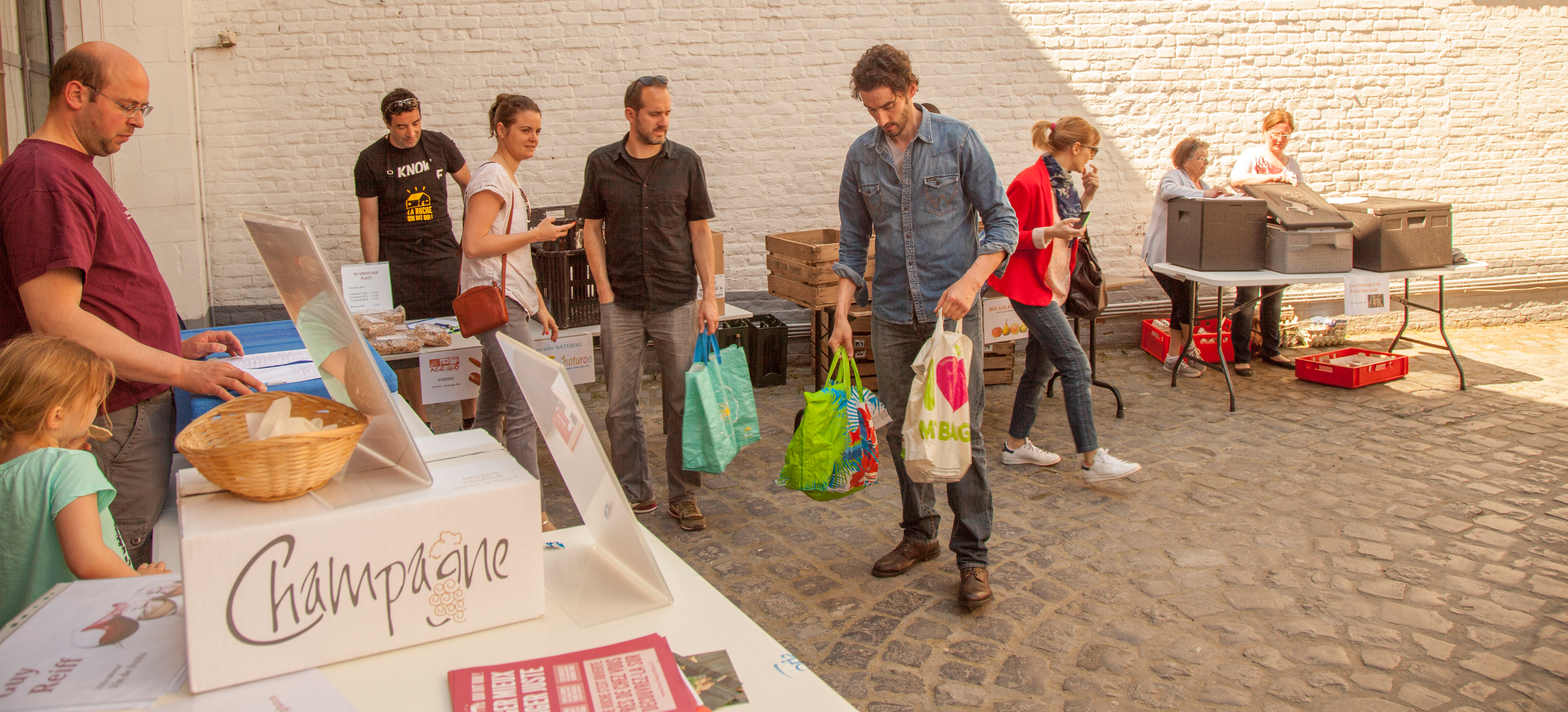 Un marché bio de vente directe entre producteurs et consommateurs à Bruxelles