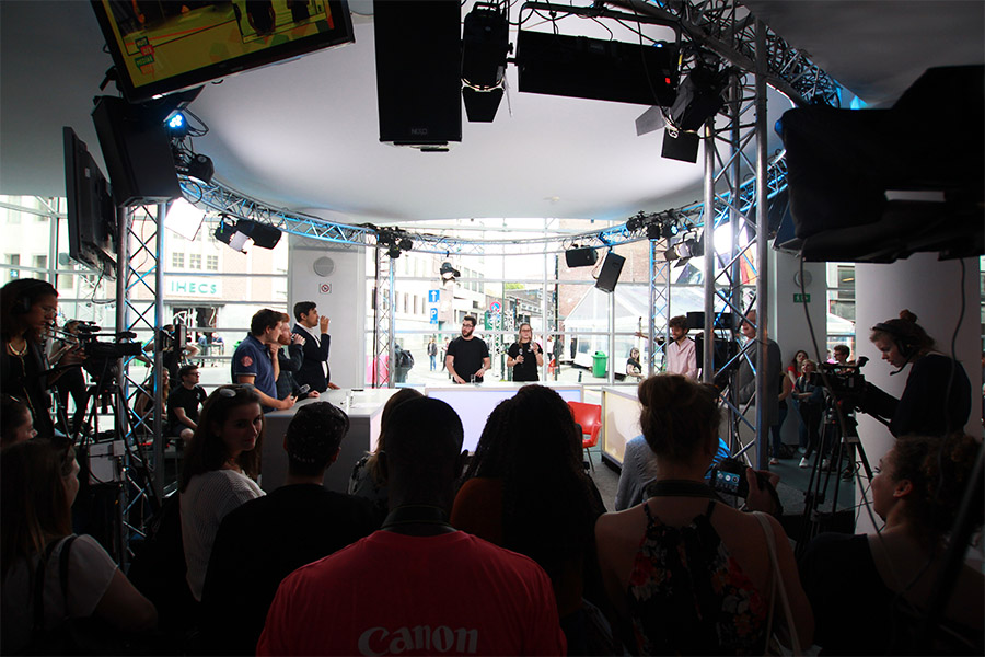 Les participants de Tout Le Monde Veut Prendre Sa Place s'affrontent sur le plateau TV.