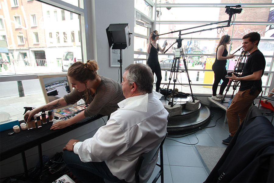 Maquillage sur le plateau de l'émission télévisée du Bruxelles Bondy Blog.