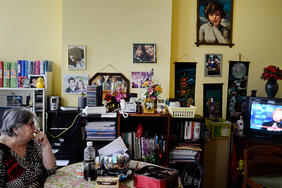 Solange, pensionnée belge, dans son salon.