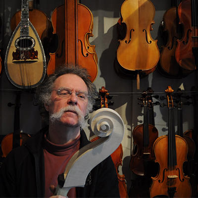 Gauthier Louppe est maître luthier. Dans son atelier à Marches, il fabrique des violons aux allures farfelues. Il a récemment ouvert la première école de lutherie en Belgique francophone.