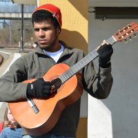 Un jeune homme jouant de la guitare