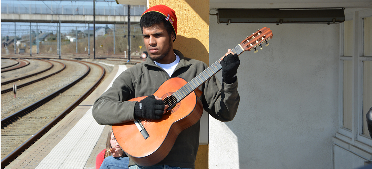 Un jeune homme jouant de la guitare