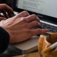 Le quotidien de Patrick : seul face à son ordinateur, les doigts pianotant sur le clavier en vue du gros lot. Photo : Florian Ferrelli