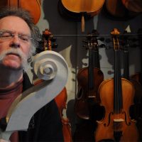 Gauthier Louppe est maître luthier. Dans son atelier à Marches, il fabrique des violons aux allures farfelues. Il a récemment ouvert la première école de lutherie en Belgique francophone.