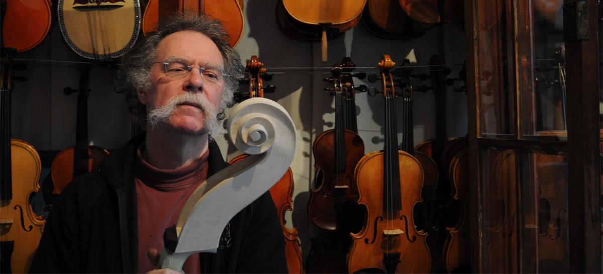 Gauthier Louppe est maître luthier. Dans son atelier à Marches, il fabrique des violons aux allures farfelues. Il a récemment ouvert la première école de lutherie en Belgique francophone.