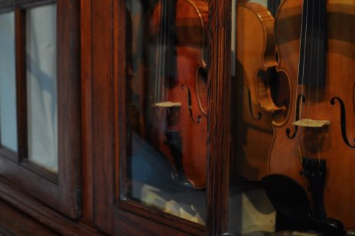 Gauthier Louppe est maître luthier. Dans son atelier à Marches, il fabrique des violons aux allures farfelues.