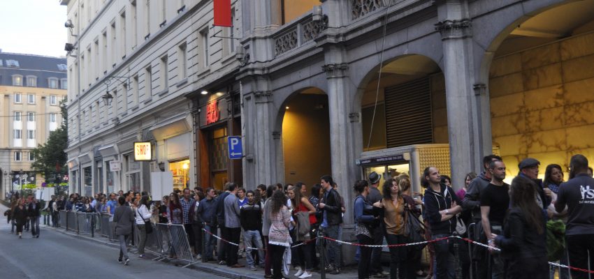 File devant la Madeleine