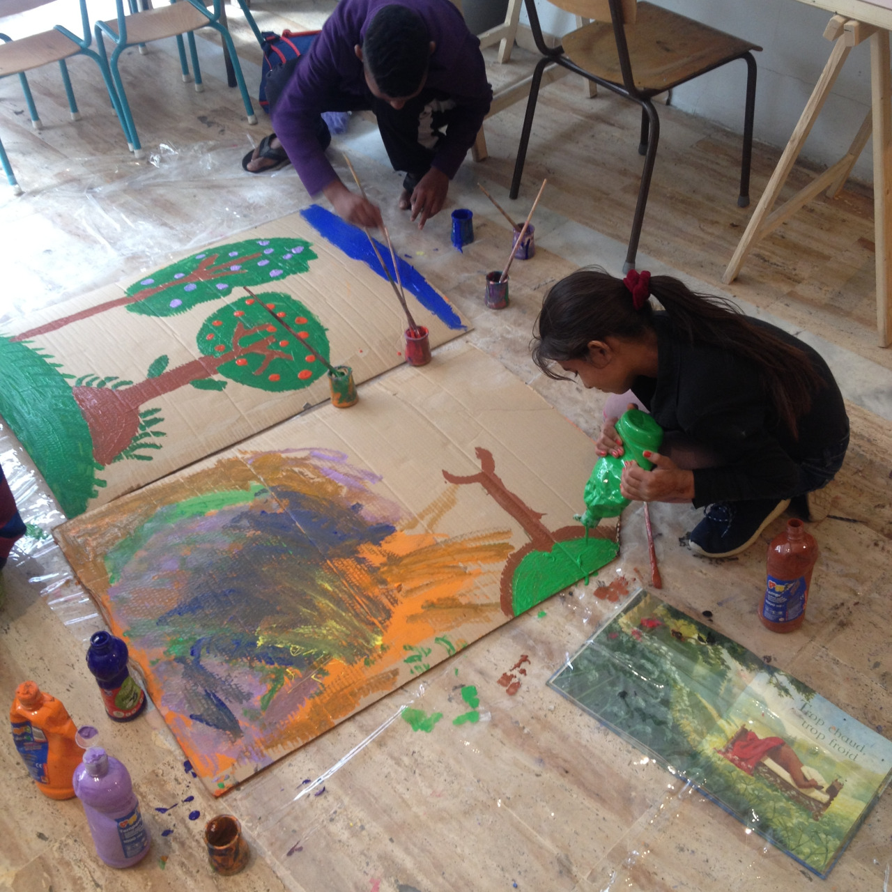 Les enfants peignent pendant le cours d'art (c) La Petite Ecole