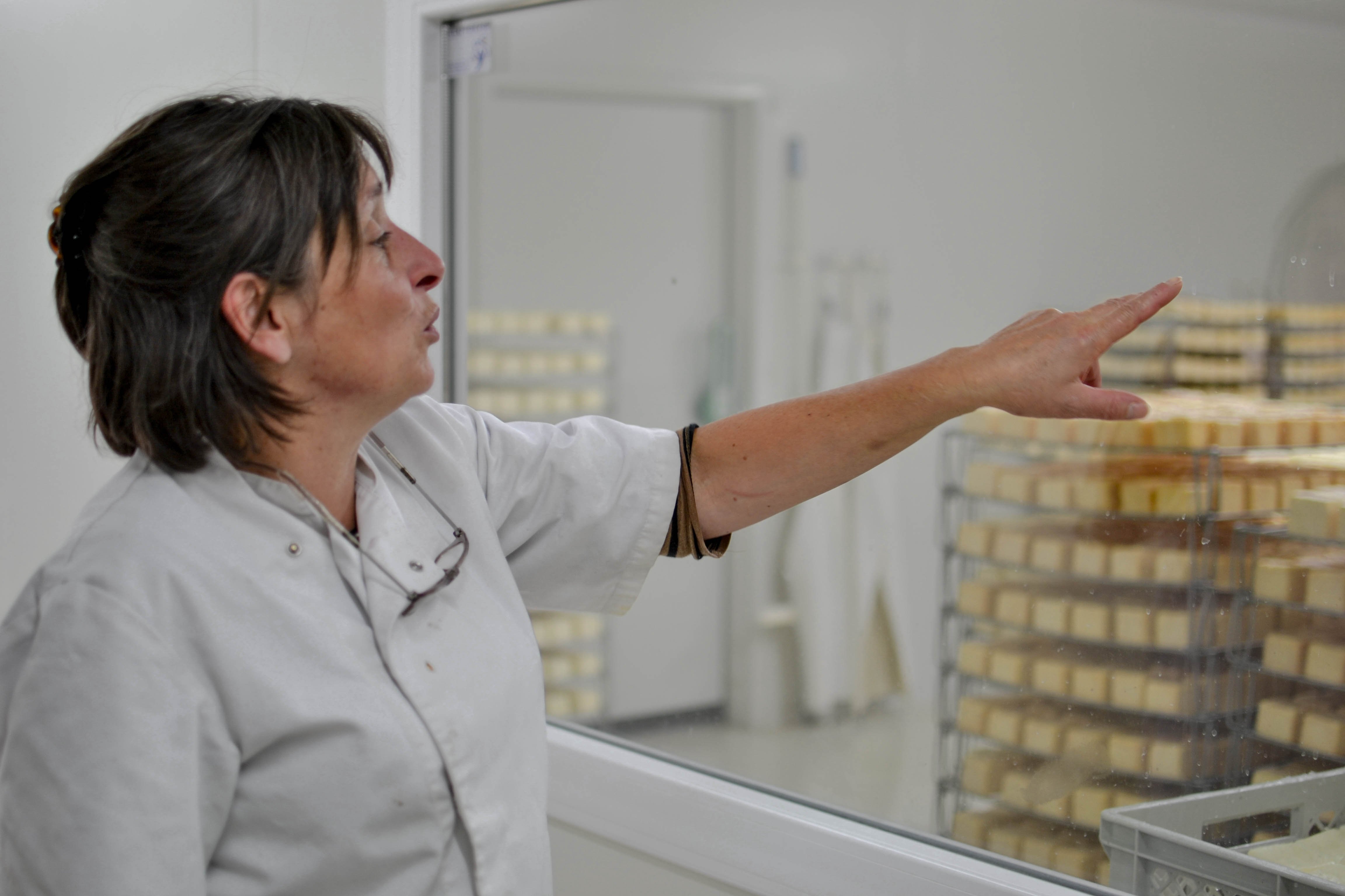 Madeleine Hanssen, productrice de fromage, nous insiste au sein de son atelier.