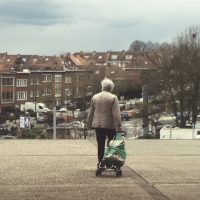 Personne âgée quittant la Cité modèle