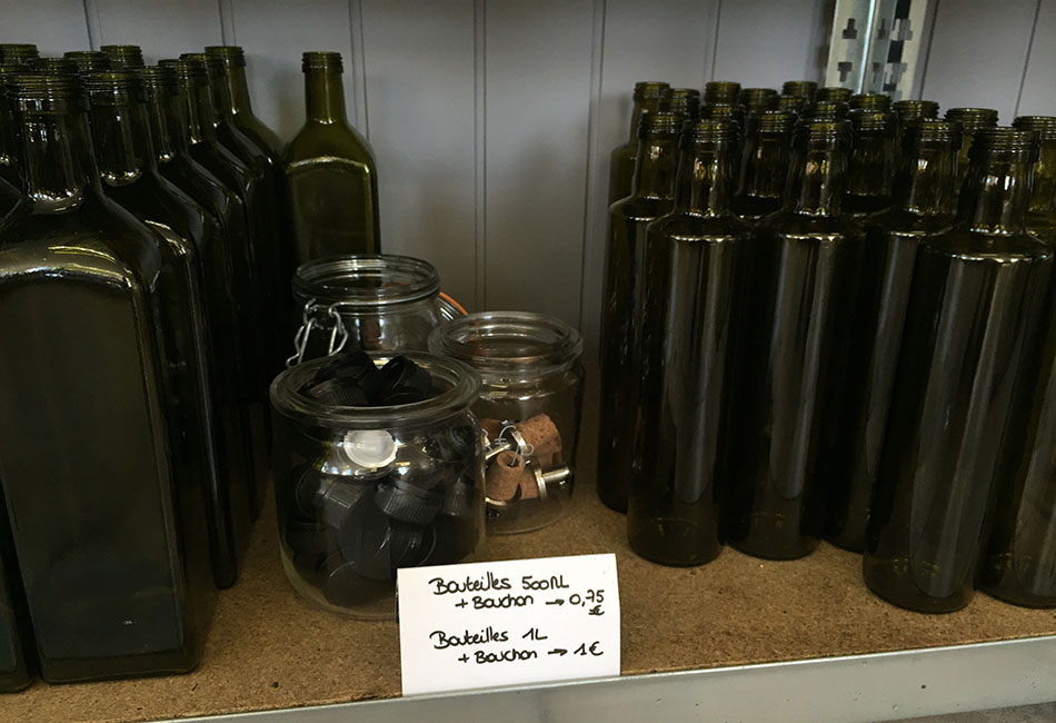 Des bouteilles sont disponibles pour l'achat d'huile.