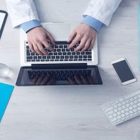 Un médecin tape sur son clavier