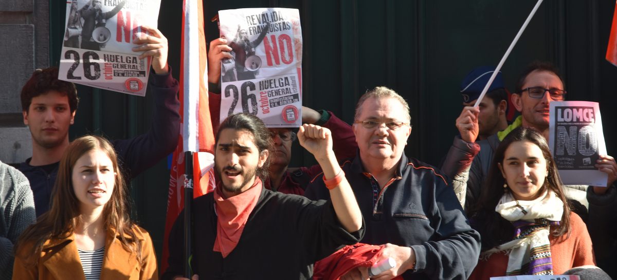 Des manifestants protestent contre les "revalidas", examens visant à définir les étudiants ayant le droit de postuler dans certaines universités.