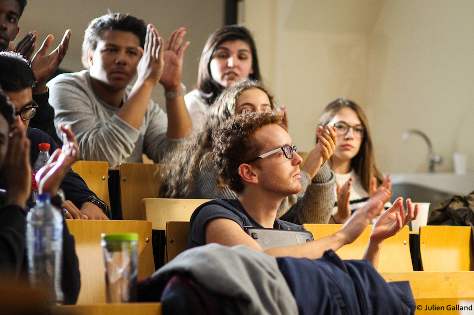 Photo de jeunes à une conférence AIESEC