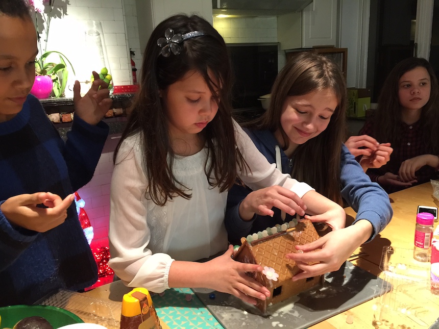 Photo des enfants qui construisent des maisons en pain d'épice à Thanksgiving