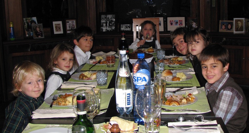 Photo des enfants autour de la table pour Thanksgiving