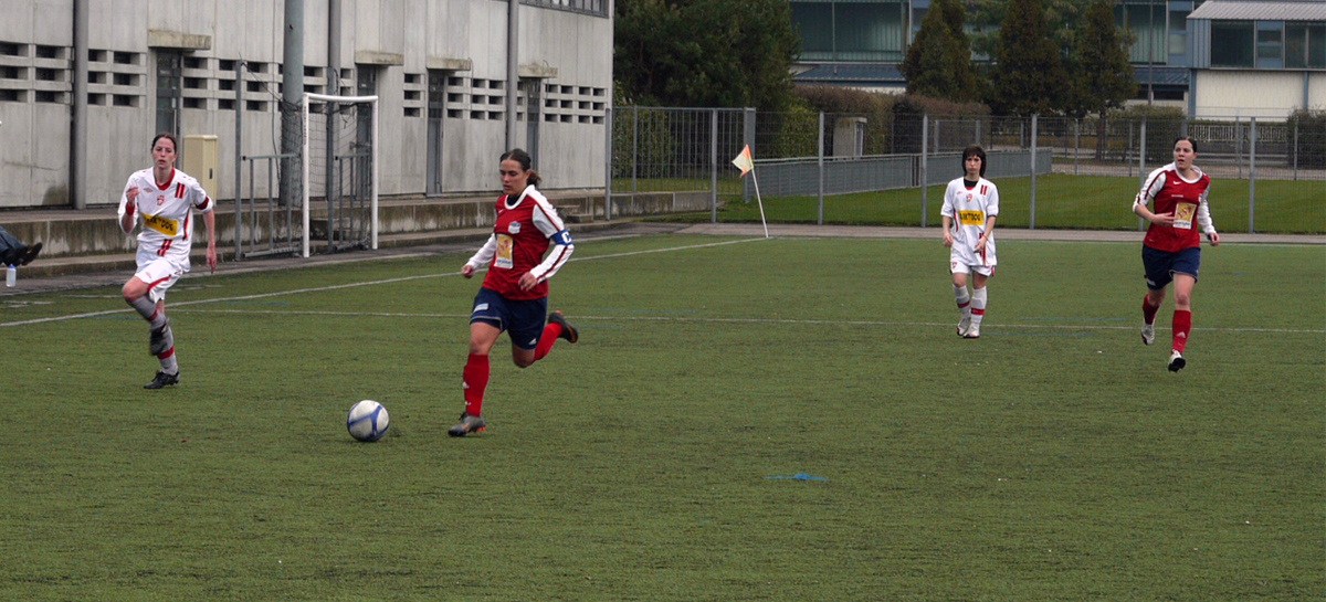 Les filles de l'équipe nancéenne de football donne de leur personne pour gagner le match