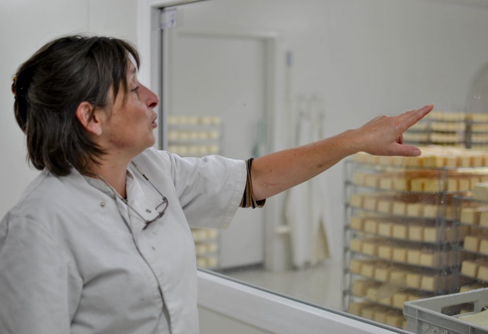 Productrice de fromage montre son atelier