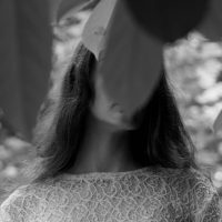 Jeune femme , feuille, noir et blanc