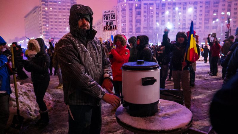 Le froid hivernal n'entame pas l'enthousiasme des Roumains qui se réchauffent comme ils peuvent (Photo : Stefania Matache)