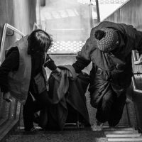 Bénévole et SDF à la sortie du métro Botanique après la distribution de repas chaud des "Samaritains"