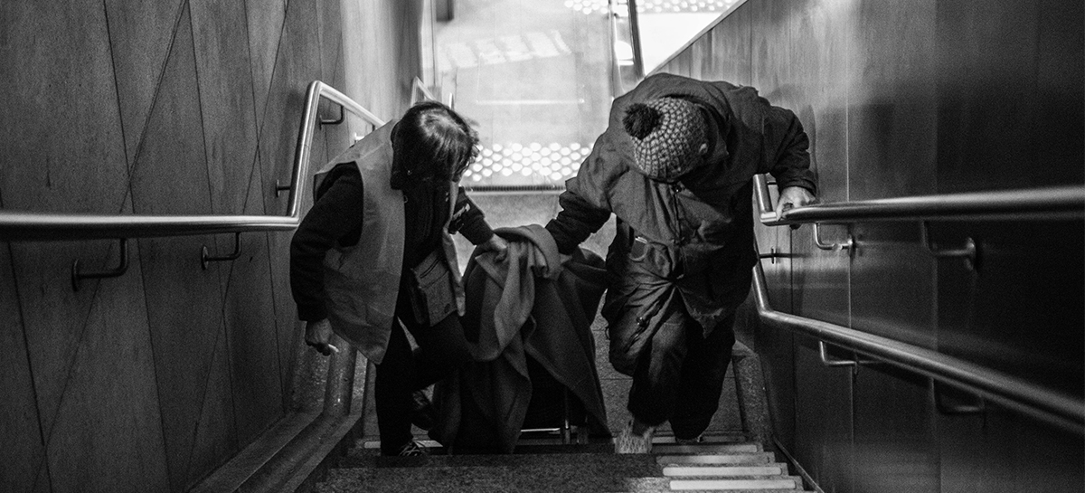 Bénévole et SDF à la sortie du métro Botanique après la distribution de repas chaud des "Samaritains"