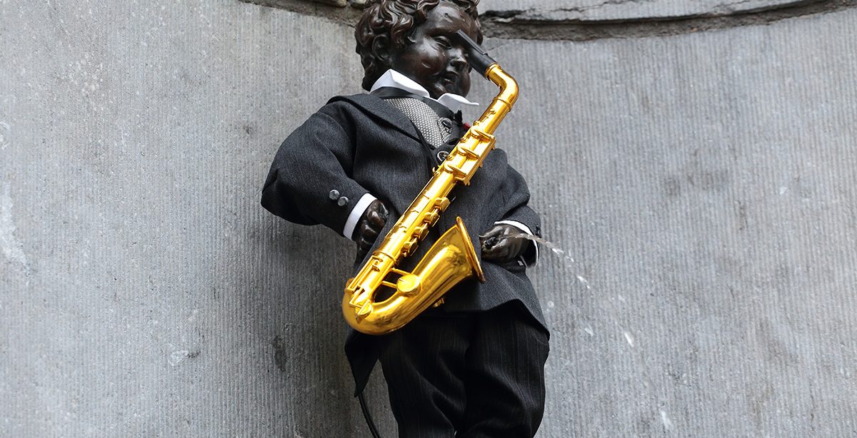 Le Manneken Pis, symbole belge, habillé en Adolphe Sax