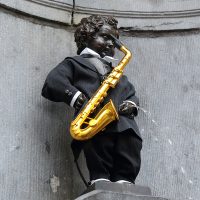 Le Manneken Pis, symbole belge, habillé en Adolphe Sax