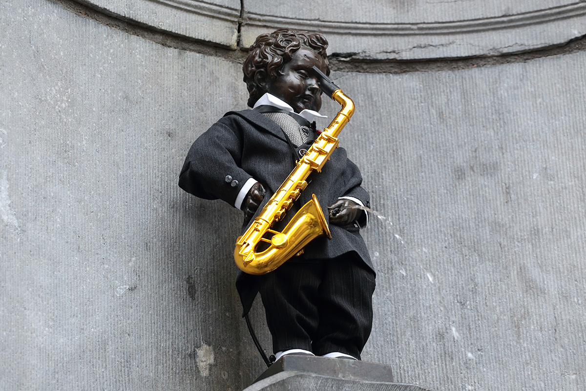 Le Manneken Pis, symbole belge, habillé en Adolphe Sax