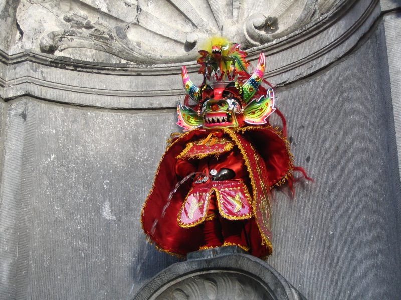 Manneken Pis habillé avec le costume de la Diablada (danse folklorique de la Bolivie)