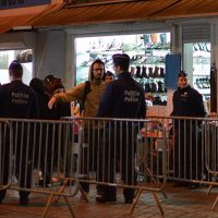 Un policier fouille un jeune lors d'un contrôle. Photo : Photo : G. Van Oortegem