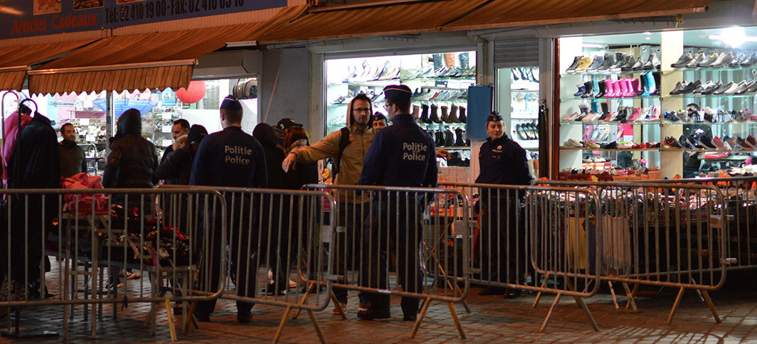 Un policier fouille un jeune lors d'un contrôle. Photo : Photo : G. Van Oortegem