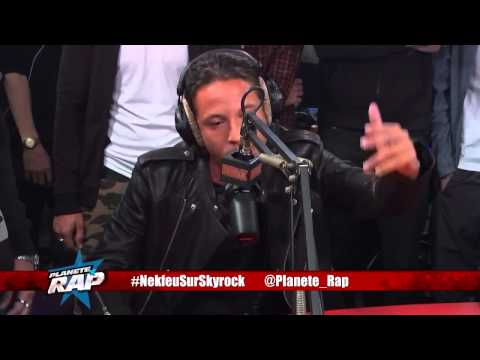 Chanteur de hip-hop au micro de Skyrock