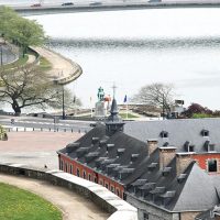 le parlement wallon devant le confluent de la Meuse et de la Sambre à Namur