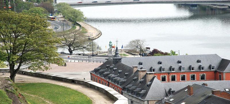 le parlement wallon devant le confluent de la Meuse et de la Sambre à Namur