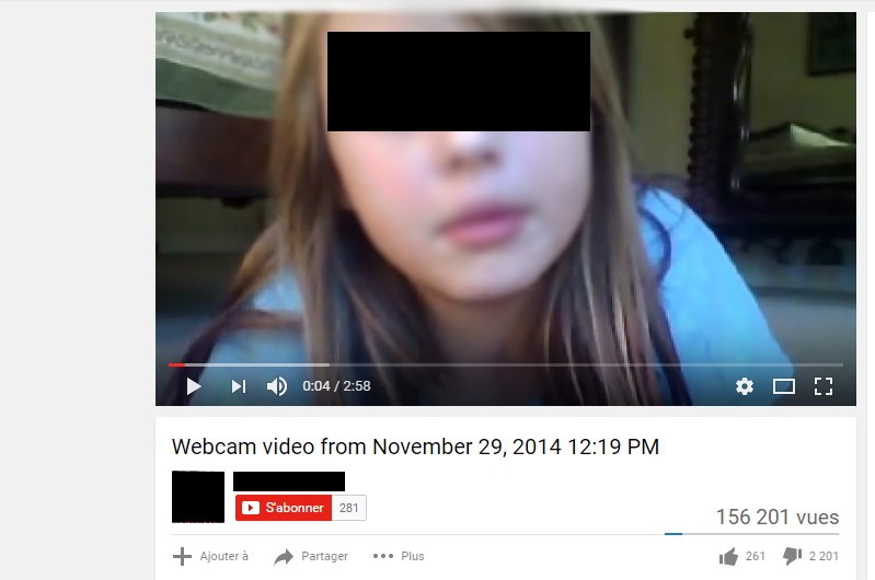 Jeune fille devant sa webcam