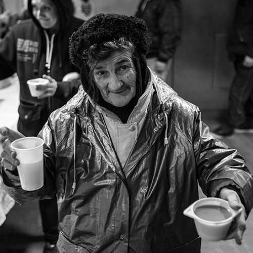 Dame servie d'une soupe et d'un jus, lors de la distribution de repas dans la station de métro Botanique par les Samaritains.