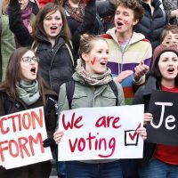 Une foule manifeste pour une réforme des élections.