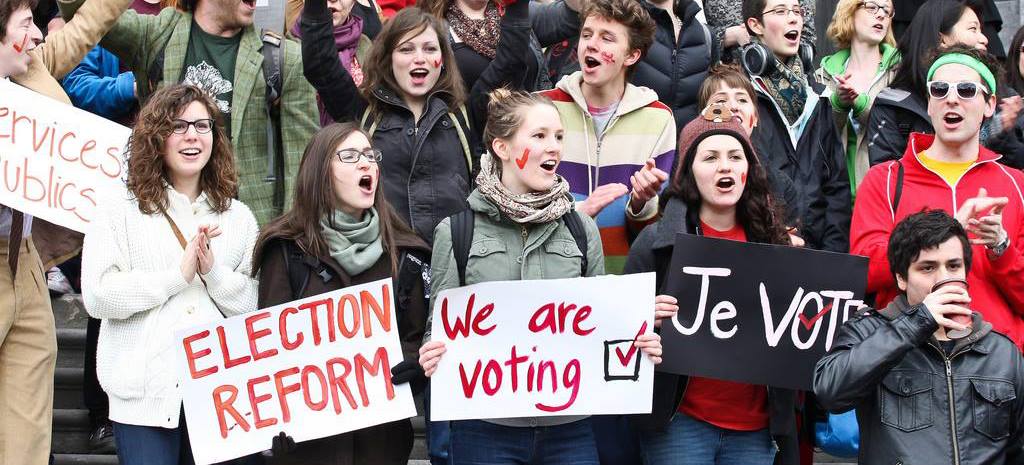 Une foule manifeste pour une réforme des élections.