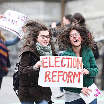 Deux jeunes filles manifestent pour une réforme des élections.