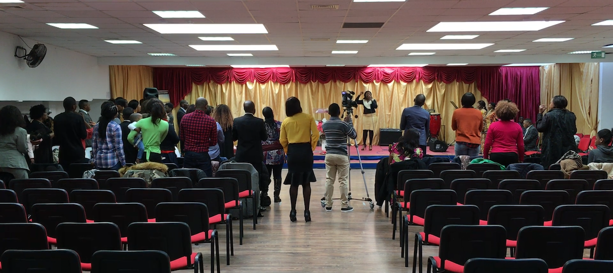 les fidèles assistent au sermon du dimanche à l'église pentecôtiste