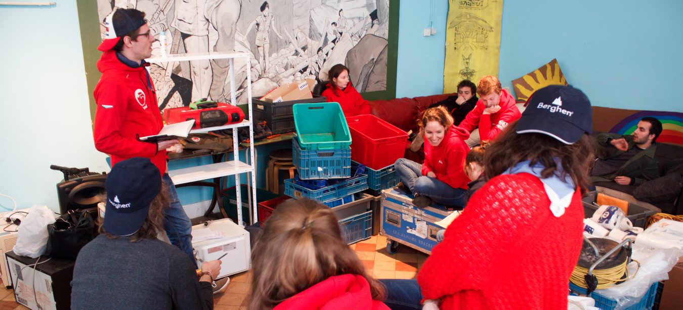 L'équipe organisatrice en pleine réunion matériel à la veille de l'évènement.