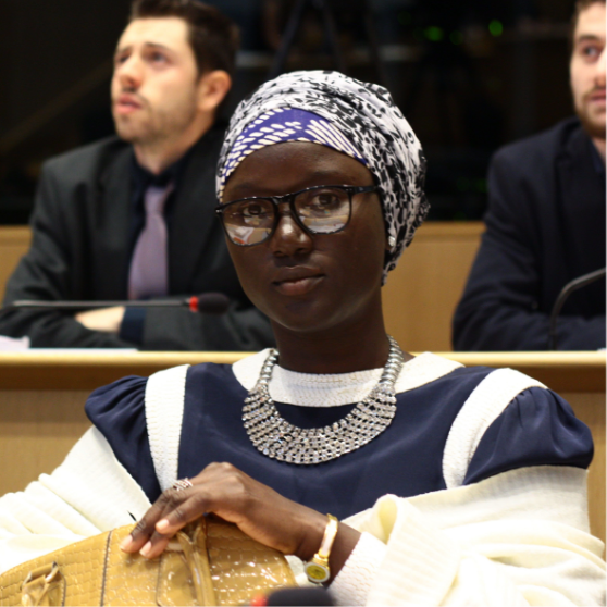 Maïmouna Tamab dans l'hémicycle du parlement de la Fédération Wallonie-Bruxelles à l'occasion de la 21e édition du Parlement Jeunesse