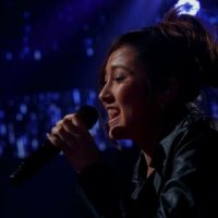 Fei-Lin Benoit en plein prestation sur le plateau de The Voice