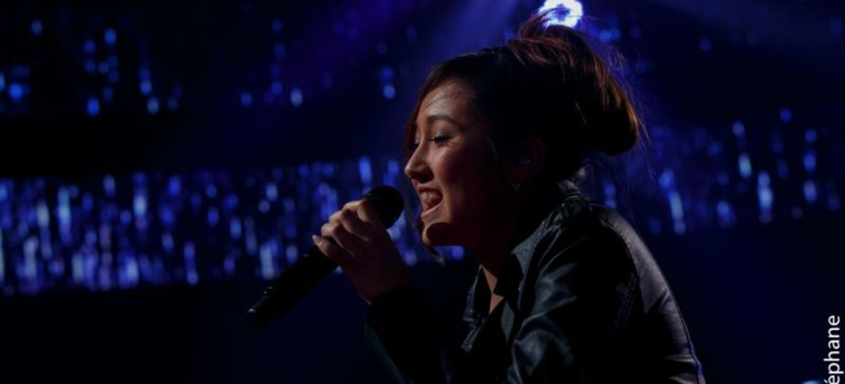 Fei-Lin Benoit en plein prestation sur le plateau de The Voice