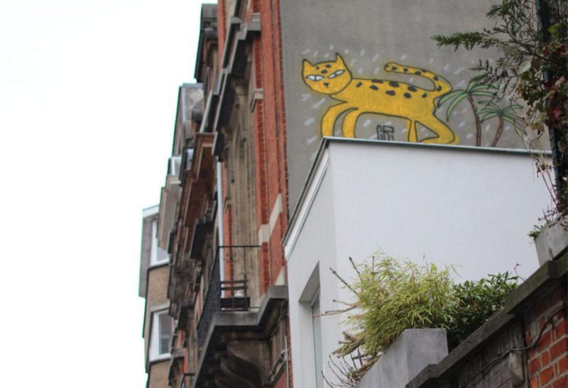 Le nez en l'air dans le quartier de Flagey, les découvertes se multiplient. Photo : Malaurie Chokoualé Datou